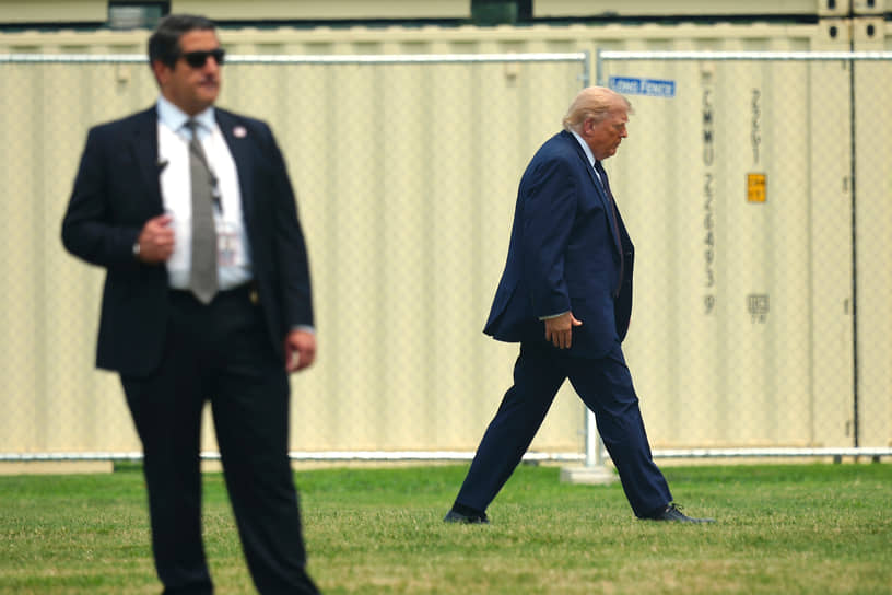 Дональд Трамп (справа) 
