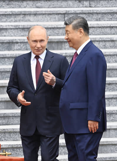 Президент России Владимир Путин (слева) и председатель КНР Си Цзиньпин