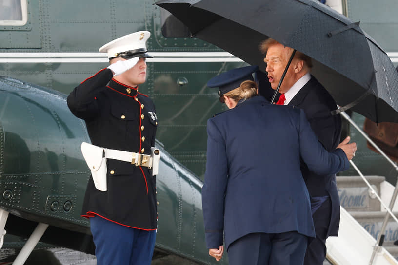 Президент США Дональд Трамп (справа)
