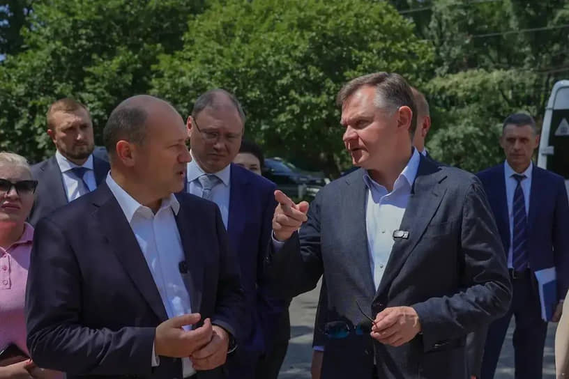 Губернатор Ростовской области Юрий Слюсарь (справа) осматривает последствия урагана