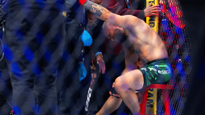 Бывший чемпион UFC Конор Макгрегор выбыл на год из-за травмы в бою с Холлоуэем