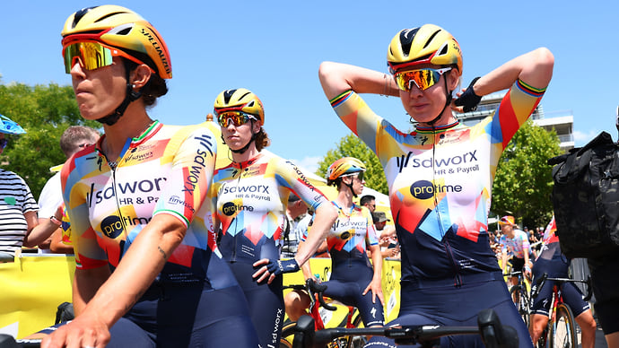 Организаторов Tour de France попросили проверить бюстгальтеры велогонщиц