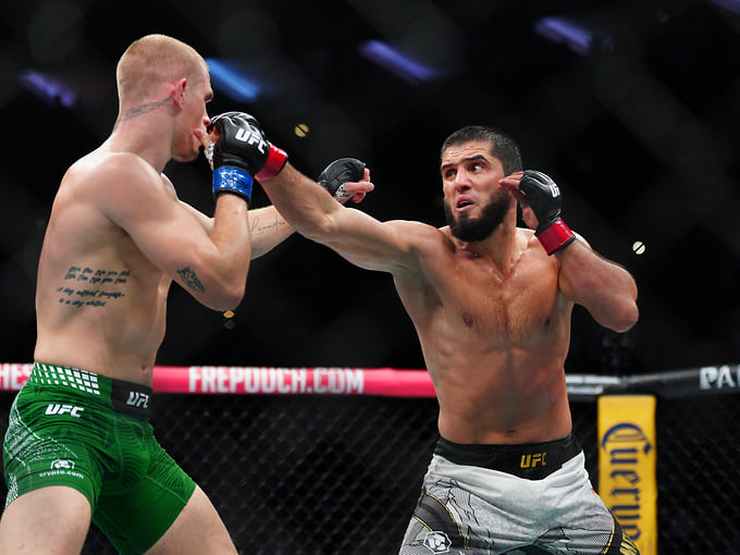 Махачев защитил чемпионский пояс UFC и установил рекорд в серии побед