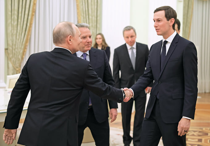Президент России Владимир Путин (слева), спецпосланник президента США Стивен Уиткофф (второй слева) и предприниматель Джаред Кушнер перед началом встречи в Кремле (январь 2026 года)