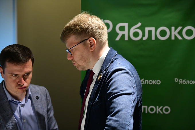 Лидер общеобластной части списка «Яблока» в Калининградской области Иван Большаков (слева) и председатель партии Николай Рыбаков 