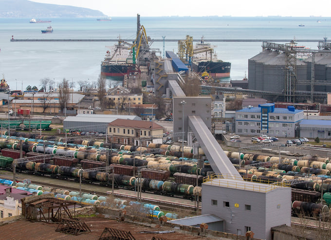 Перегрузка зерна в морском порту Новороссийска 