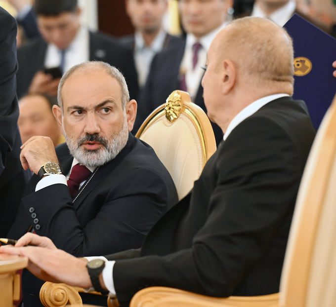 Премьер-министр Армении Никол Пашинян (слева) и президент Азербайджана Ильхам Алиев 