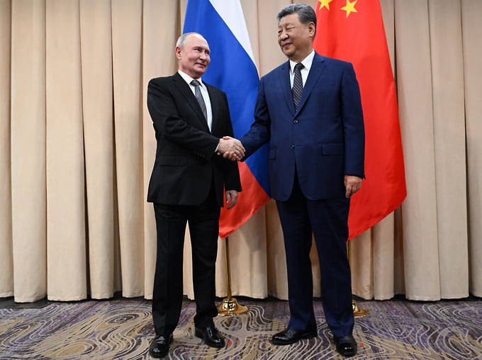 Президент России Владимир Путин (слева) и председатель КНР Си Цзиньпин 