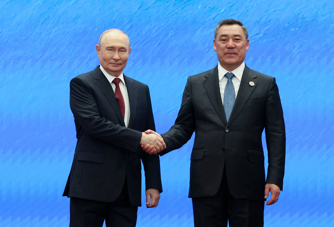 Президент России Владимир Путин и президент Киргизии Садыр Жапаров
