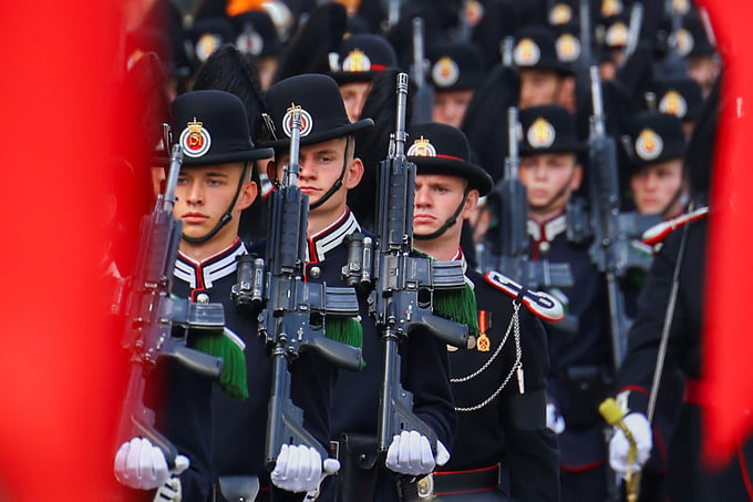 Марш королевских гвардейцев перед зданием парламента