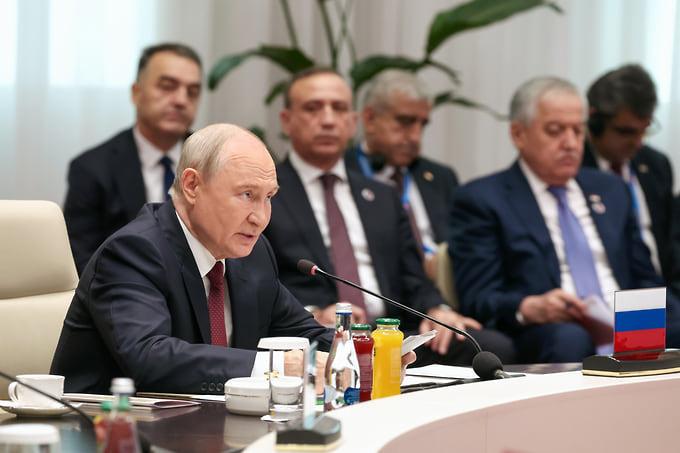 Президент России Владимир Путин на заседании Совета глав государств — членов Шанхайской организации сотрудничества (ШОС) в конгресс-центре «Ырыс Ордо»