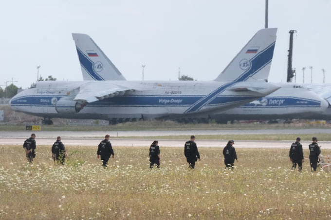 Сотрудники германской полиции ведут поиски в аэропорту Лейпцига (август 2026 года)