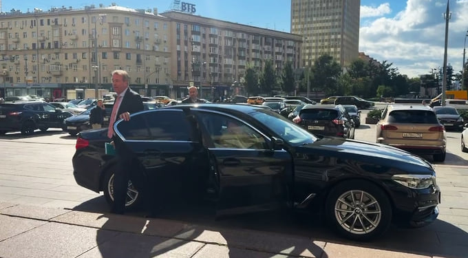 Временный поверенный в делах ФРГ в России Бернд Финке возле здания МИДа на Смоленской площади