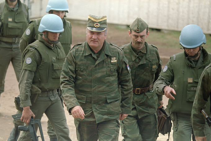 Генерал Ратко Младич (в центре)