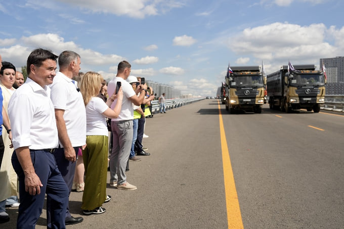 Губернатор Подмосковья Андрей Воробьев (слева) на открытии дороги 