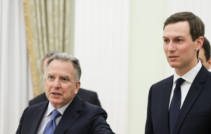 Спецпосланник президента США Стив Уиткофф (слева) и зять Дональда Трампа Джаред Кушнер