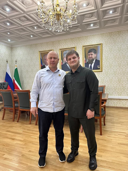 Старший сын главы Чечни Ахмат Кадыров (справа)