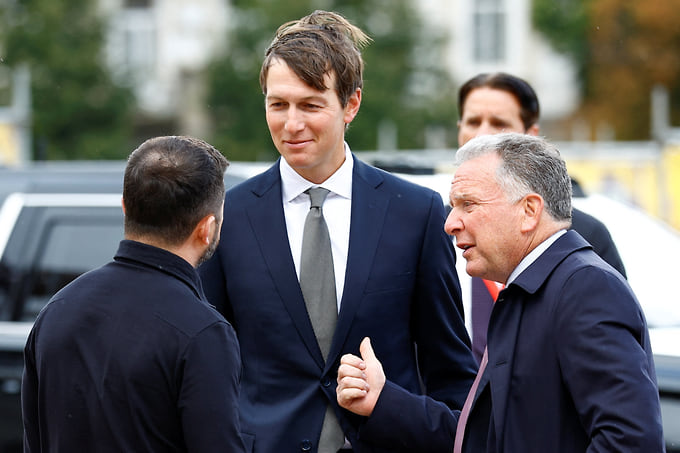 Слева направо: президент Украины Владимир Зеленский, спецпосланники президента США Джаред Кушнер и Стив Уиткофф