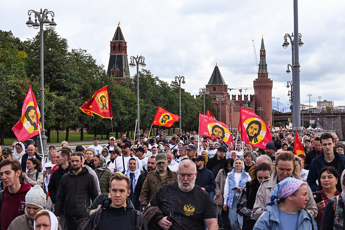 Кремлевская набережная перед началом крестного хода.