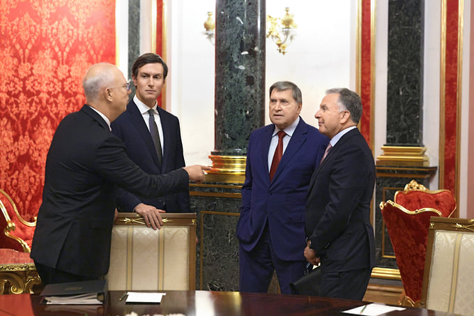 Слева направо: спецпредставитель президента России Кирилл Дмитриев, спецпосланник президента США Джаред Кушнер, помощник президента РФ Юрий Ушаков и спецпосланник президента США Стив Уиткофф 