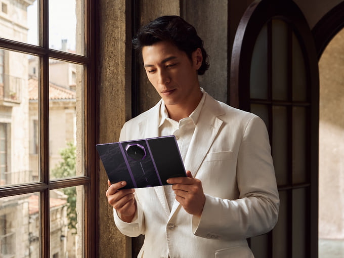 Huawei представила складывающийся втрое смартфон Mate XT2