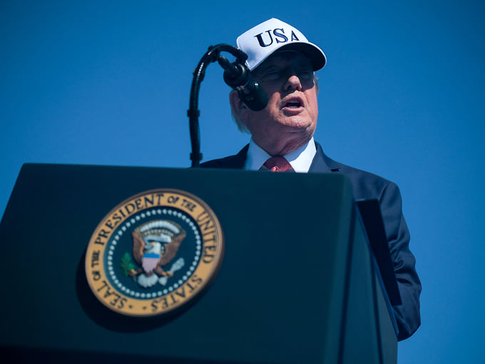 Трамп запретил импорт алкоголя, молочной продукции и мотоциклов из Канады
