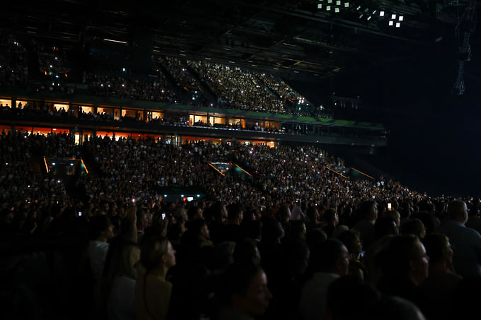 Слушатели на парижском стадионе Plenitude Arena 