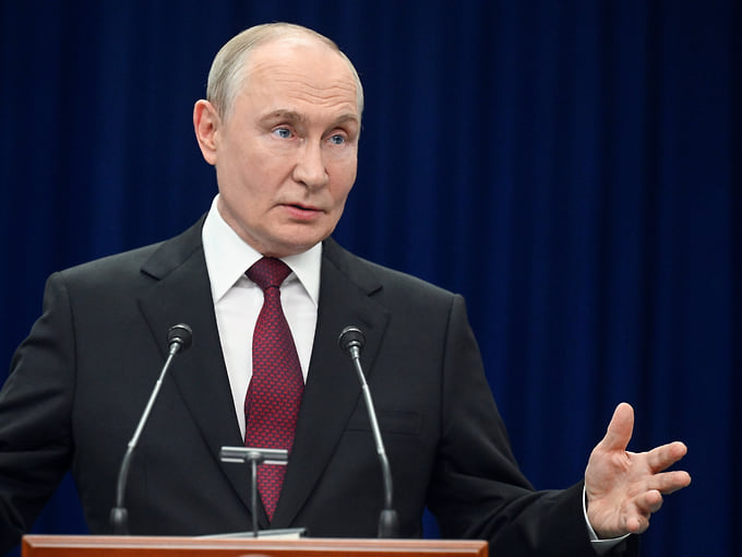 Путин объяснил участникам фестиваля молодежи значение слова «мир»