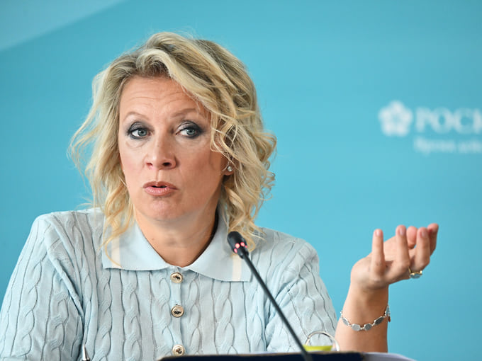 Захарова прокомментировала слова Сикорского о быстрой победе над Россией