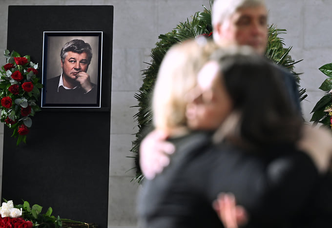 Церемония прощания с почетным председателем Союза журналистов России (СЖР) Всеволодом Богдановым на Троекуровском кладбище 