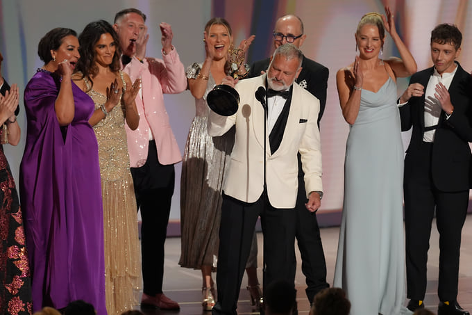 Шоураннер сериала «Больница Питт» Р. Скотт Геммилл (в центре) с наградой в категории «Лучший драматический сериал»