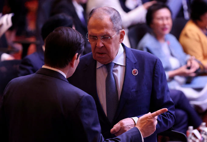 Госсекретарь США Марко Рубио и глава МИД России Сергей Лавров (справа) 