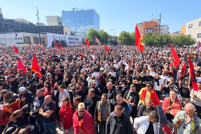 Люди на митинге в Приштине, Косово