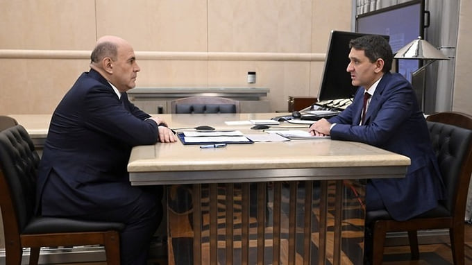 Гендиректор ПАО «Россети» Андрей Рюмин (справа) и премьер-министр Михаил Мишустин