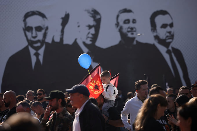 Ребенок с флагом на митинге в Приштине, Косово