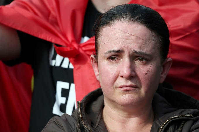 Сторонница Хашима Тачи на митинге в Гааге