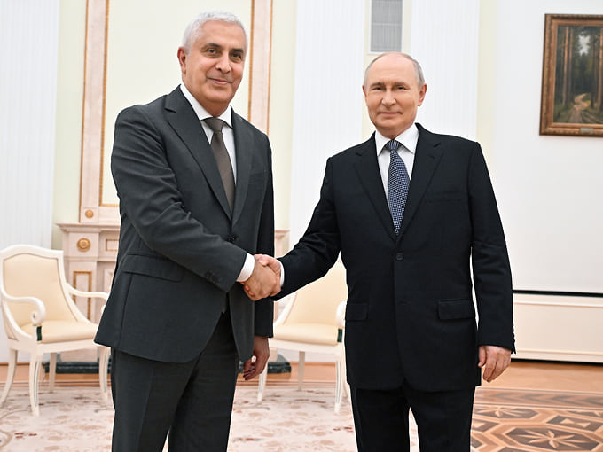 Путин поздравил Камболова с избранием президентом Южной Осетии
