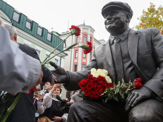 Москва получила памятник Юрию Лужкову