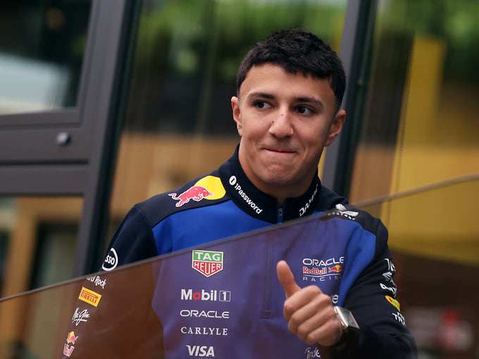Гонщик Red Bull Изак Аджар продлил контракт с командой