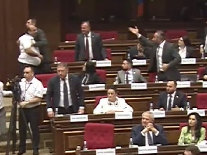 В парламенте Армении подрались депутаты оппозиции и правящей партии