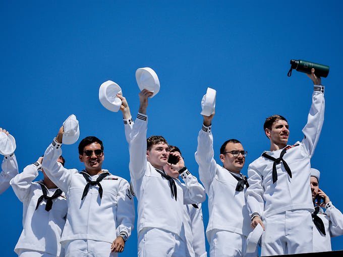 Экипаж авианосца USS Abraham Lincoln вернулся в США после почти года в море