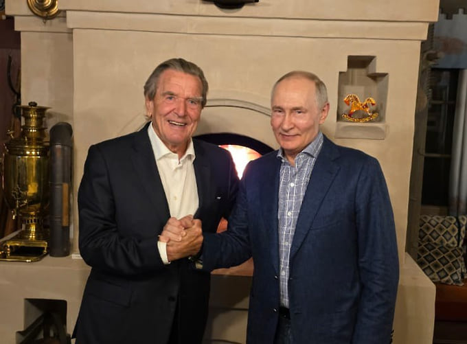 Бывший канцлер ФРГ Герхард Шредер и президент России Владимир Путин 
