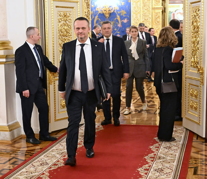Министр транспорта Андрей Никитин (второй слева)