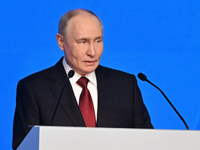 Путин призвал повышать координацию спецслужб с операторами связи и банками