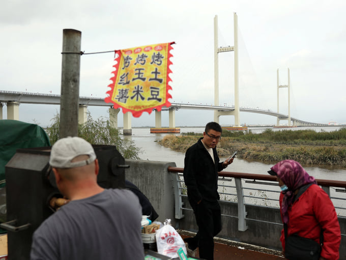 Уличные торговцы готовят еду 