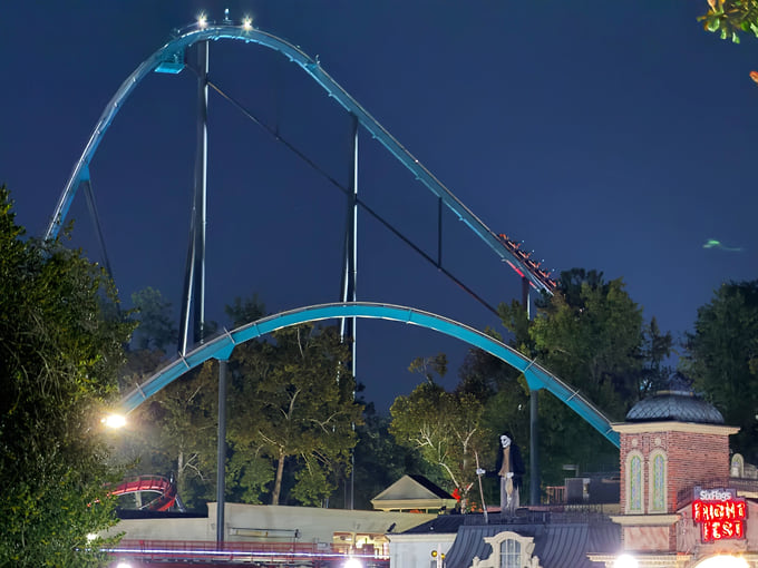 Парки Six Flags вводят на аттракционах ремни безопасности после гибели посетителя