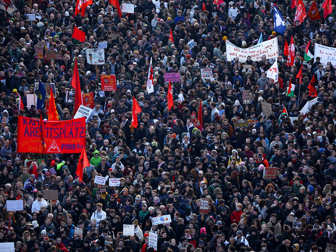 Участники протестов в Кельне выступали против сокращения социальных расходов и роста стоимости жизни