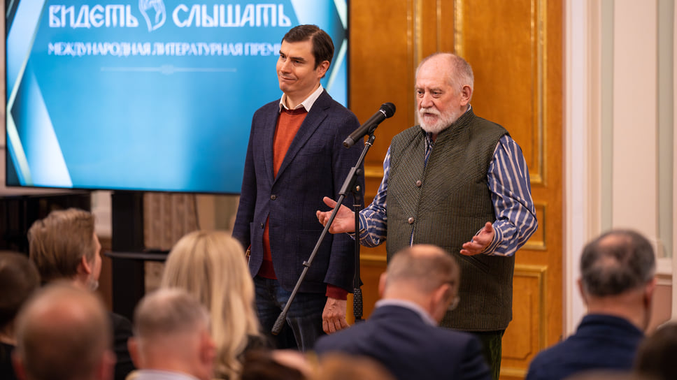 Вице-президент Российской академии художеств, народный художник РФ Евгений Максимов (слева) и писатель, главный редактор журнала «Юность» Сергей Шаргунов
