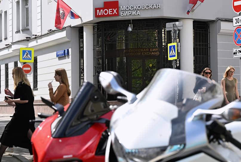 Индекс Мосбиржи держит отрицательный курс Индекс Мосбиржи держит отрицательный курс