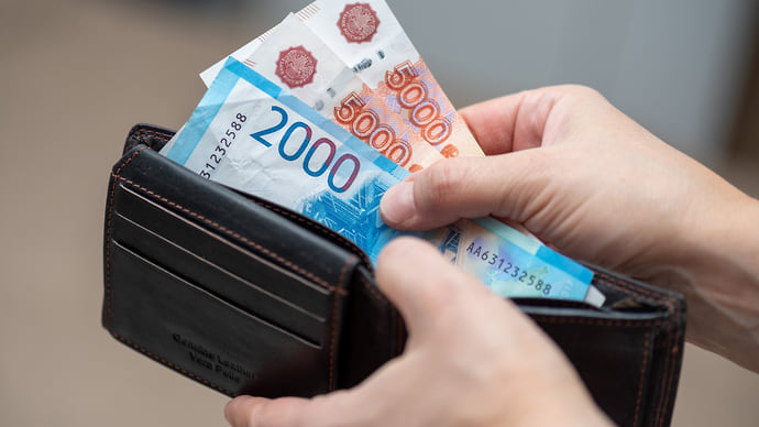 Сотрудникам заглянули в расчетный лист